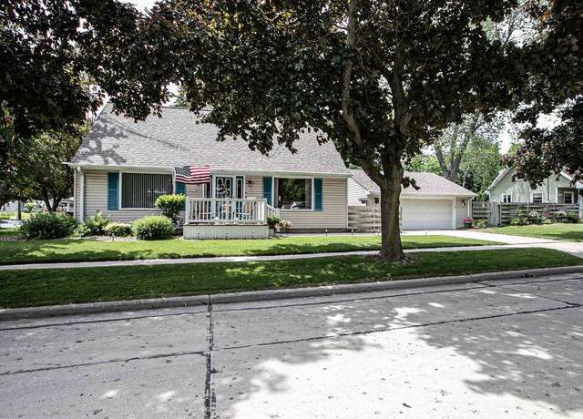 Property at 1630 S 11th St, Manitowoc, WI 54220, 4 beds, 1.5 baths