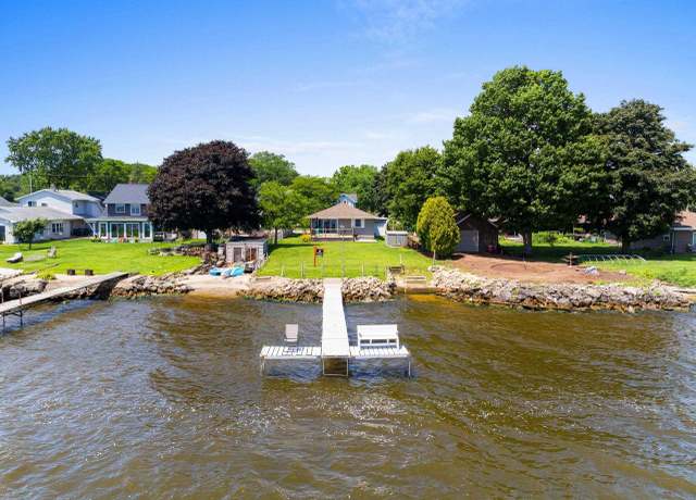 Property at 90 Lake St, Oshkosh, WI 54901, 3 beds, 1.5 baths