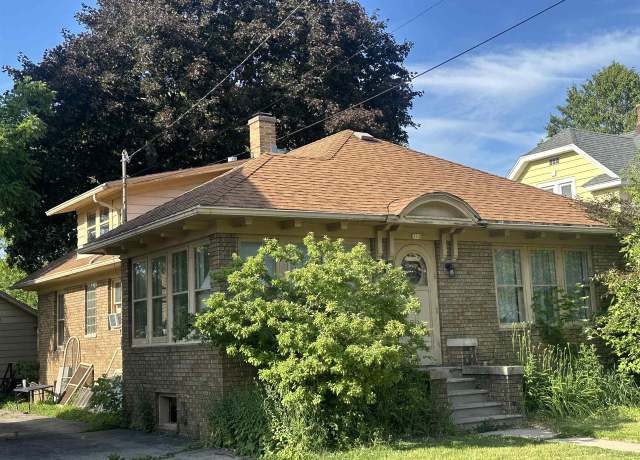 Property at 352 W 11th Ave, Oshkosh, WI 54902, 2 beds, 1 bath