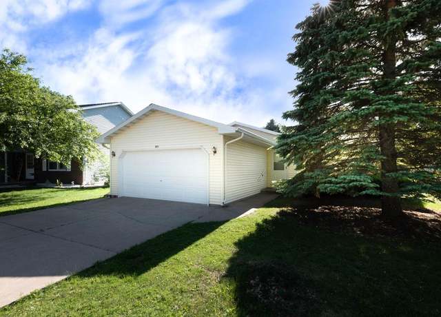 Property at 851 Hennessy St, Oshkosh, WI 54904, 3 beds, 2 baths
