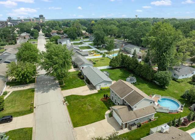 Property at 1307 Blue Ridge Dr, Green Bay, WI 54304, 4 beds, 2.5 baths