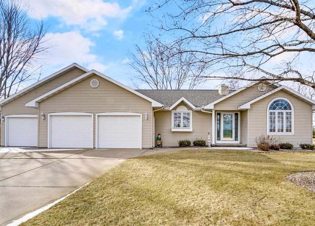 Property at 1500 Foxfire Ct, Waupaca, WI 54981, 2 beds, 2.5 baths