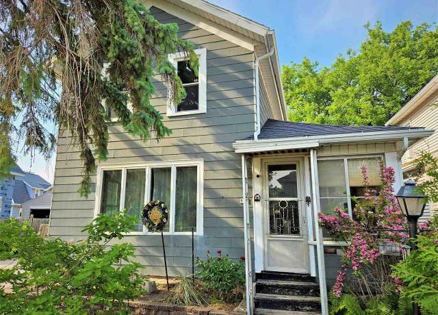 Property at 910 School Ave, Oshkosh, WI 54901, 2 beds, 1 bath