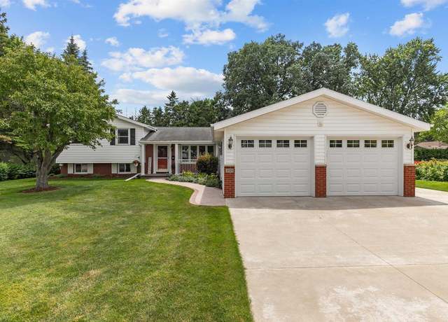 Property at 1525 E John St, Appleton, WI 54915, 3 beds, 1.5 baths