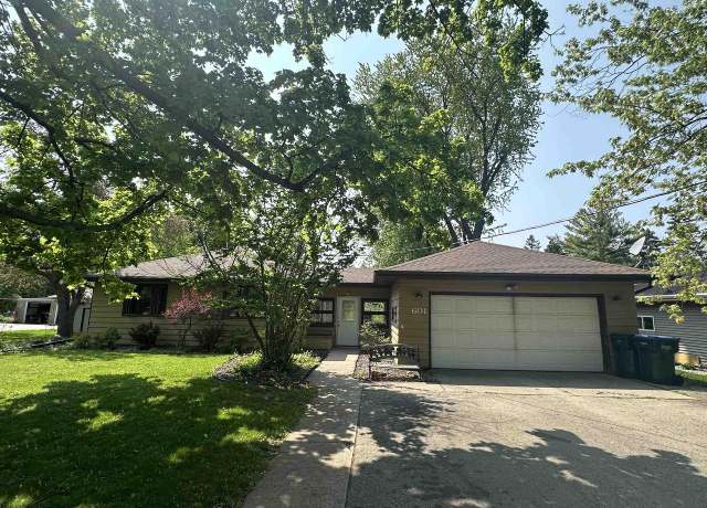 Property at 601 S Ridge Ln, Appleton, WI 54914, 4 beds, 2 baths