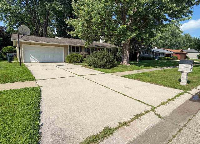 Property at 811 Meadowbrook Ln, Fond Du Lac, WI 54935, 3 beds, 2 baths