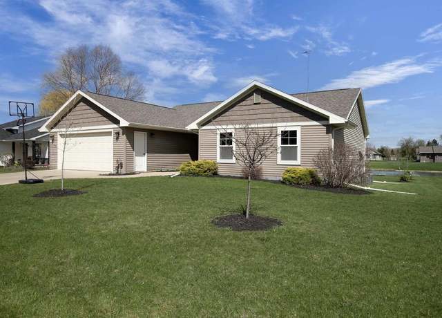 Property at 274 N Hunter St, Berlin, WI 54923, 3 beds, 3 baths