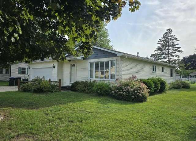 Property at 111 School Ct, Shawano, WI 54166, 3 beds, 1 bath