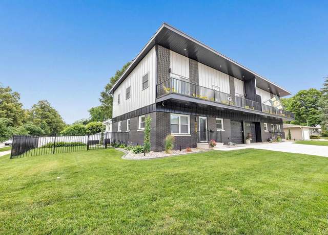 Property at 1749 S Oneida St, Green Bay, WI 54304, 4 beds, 2.5 baths