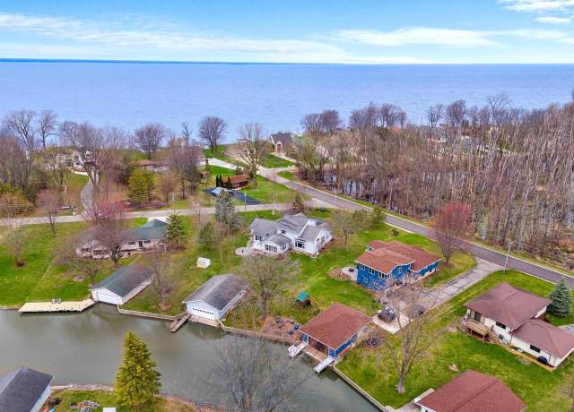 Property at N8891 Gladstone Beach Rd, Fond Du Lac, WI 54937, 3 beds, 3.5 baths