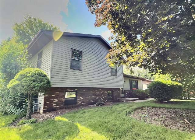 Property at 501 N Oakwood Rd, Oshkosh, WI 54904, 3 beds, 2 baths