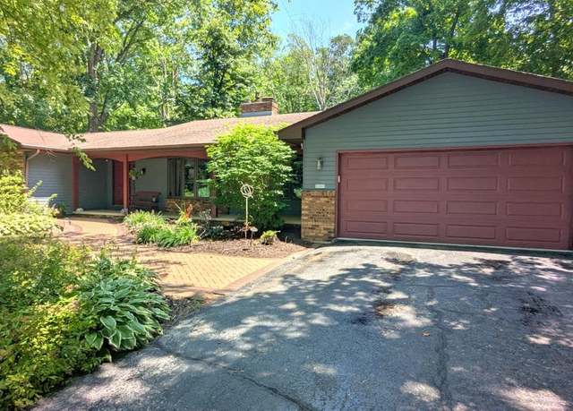 Property at 8360 Clayton Ave, Neenah, WI 54956, 3 beds, 2.5 baths