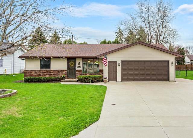 Property at 1343 W Roselawn Dr, Appleton, WI 54914, 3 beds, 2.5 baths