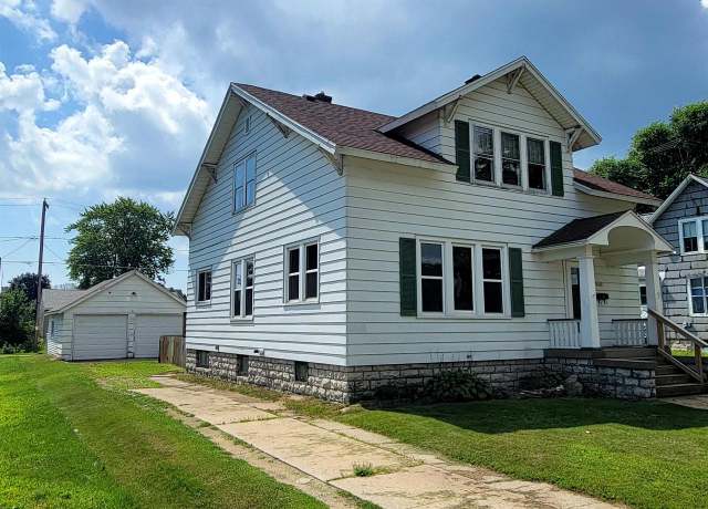 Property at 1113 15th Ave, Menominee, MI 49858, 4 beds, 2 baths