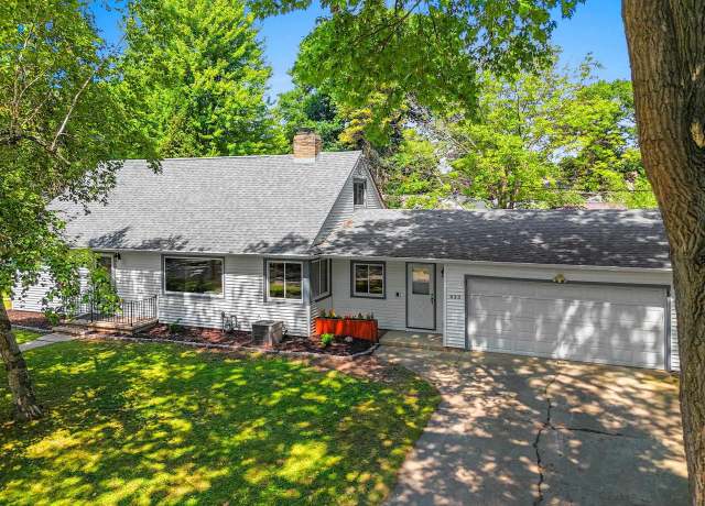 Property at 630 W Riverview Dr, Appleton, WI 54915, 4 beds, 2 baths