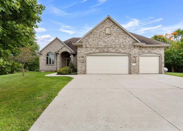Property at 7901 Middle Rd, Manitowoc, WI 54220, 3 beds, 3.5 baths