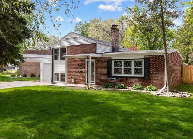 Property at 733 Carver Ln, Menasha, WI 54952, 3 beds, 2 baths