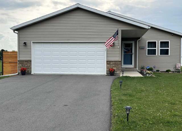 Property at 900 Edgewater Dr, Merrill, WI 54452, 4 beds, 3 baths