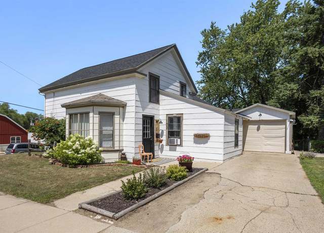 Property at 103 E Ceresco St, Berlin, WI 54923, 3 beds, 1 bath
