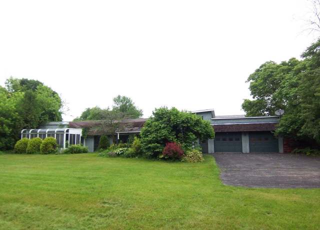 Property at 111 Lindsey Ave, Oconto, WI 54153, 2 beds, 2 baths