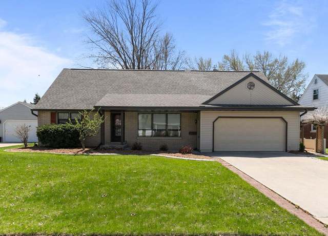 Property at 115 Jean St, Combined Locks, WI 54113, 3 beds, 2.5 baths