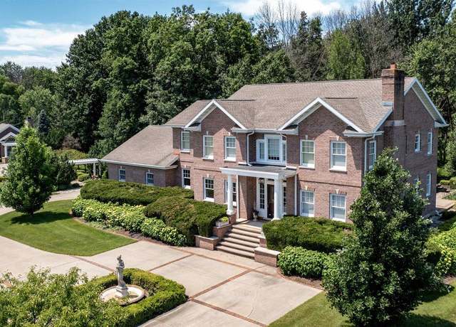 Property at W9258 Lamise Way, Hortonville, WI 54944, 4 beds, 5.5 baths
