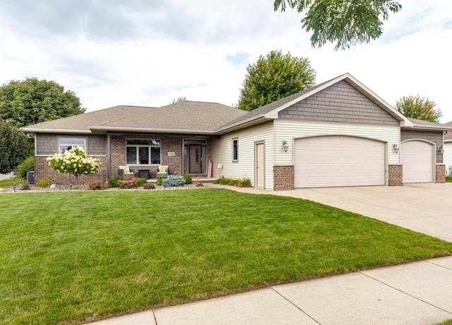Property at 542 Berghuis Dr, Combined Locks, WI 54331, 4 beds, 3.5 baths