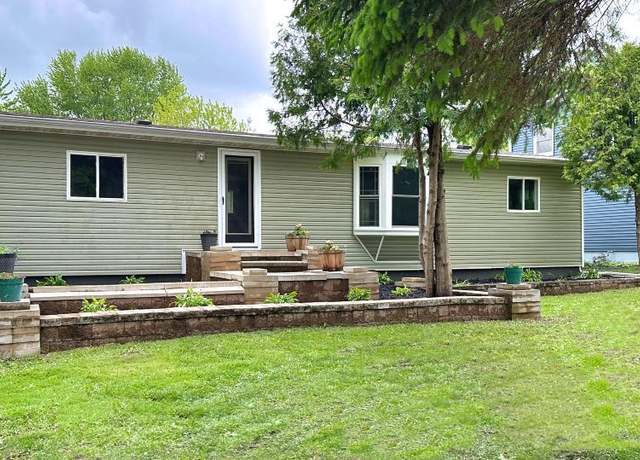 Property at 1140 N Lake St, Neenah, WI 54956, 3 beds, 1.5 baths