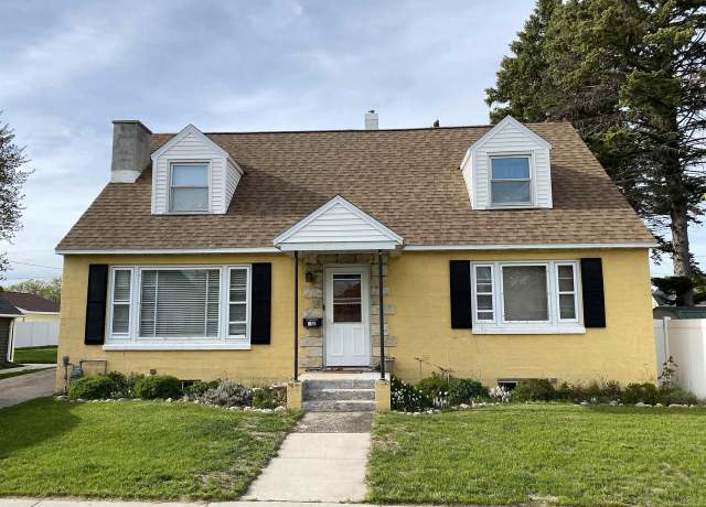 Property at 816 Gladstone St, Marinette, WI 54143, 4 beds, 2 baths