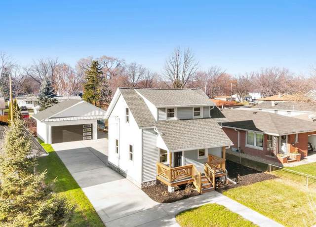 Property at 1812 10th Ave, Green Bay, WI 54304, 2 beds, 2 baths