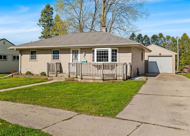 Property at 808 Forest Cir, Manitowoc, WI 54220, 3 beds, 2 baths