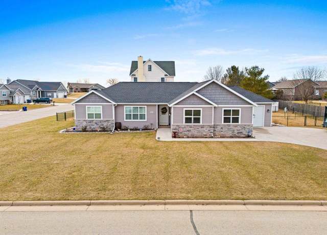 Property at 825 S Lincoln St, Hortonville, WI 54944, 3 beds, 2 baths