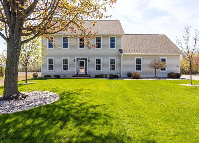 Property at 2725 Beechnut Dr, Oshkosh, WI 54904, 3 beds, 2.5 baths