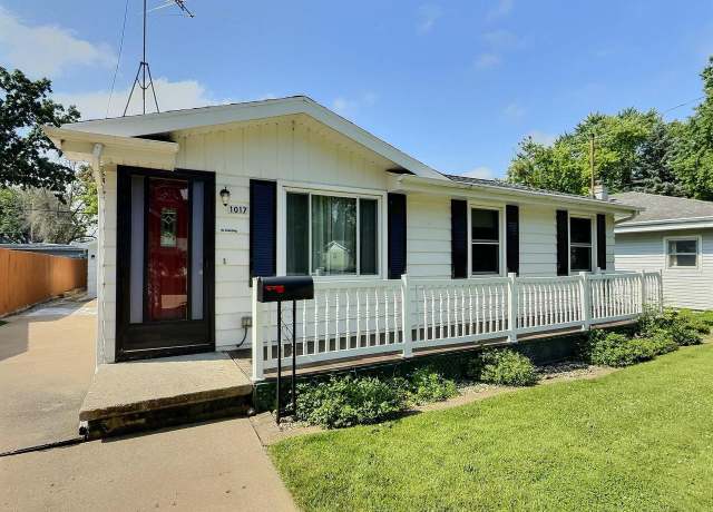 Property at 1017 Pierce Ave, Oshkosh, WI 54902, 3 beds, 1 bath