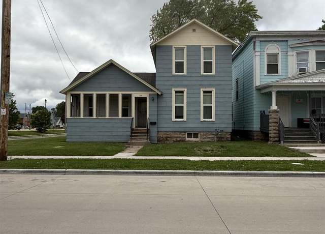 Property at 720 W Lincoln Ave, Oshkosh, WI 54901, 4 beds, 1 bath