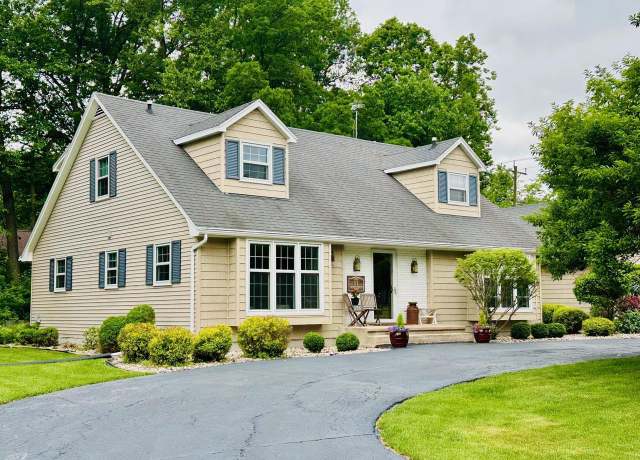 Property at 11 Meadowbrook Ct, Appleton, WI 54914, 5 beds, 4.5 baths