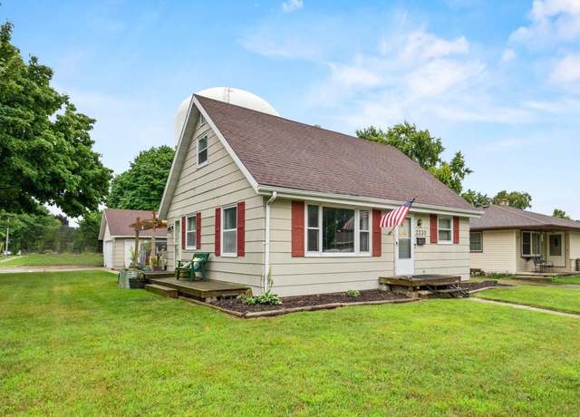 Property at 2230 N Summit St, Appleton, WI 54914, 4 beds, 2 baths