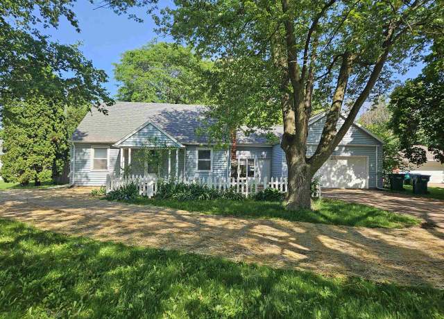 Property at 1430 S Van Dyke Rd, Appleton, WI 54914, 5 beds, 2 baths