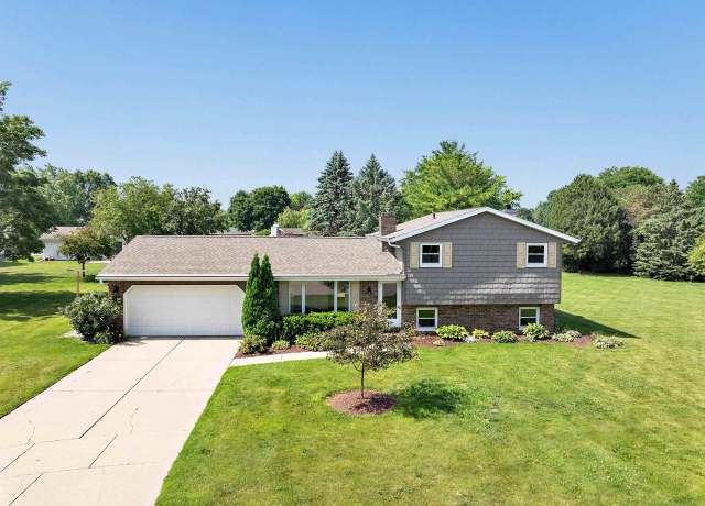Property at 1899 S Beaver Trail Dr, Green Bay, WI 54303, 3 beds, 2 baths