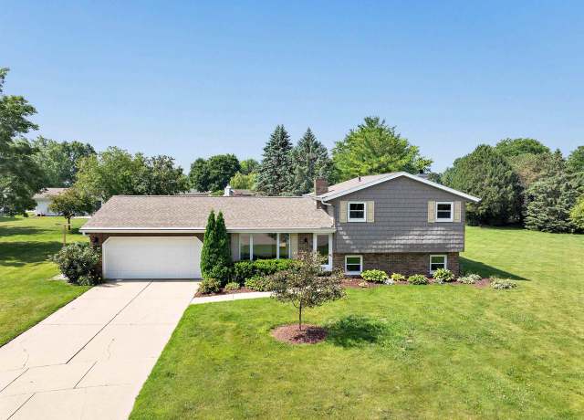 Property at 1899 S Beaver Trail Dr, Green Bay, WI 54303, 3 beds, 2 baths