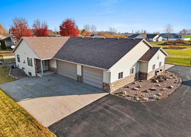 Property at 1327 Northwood Dr, Seymour, WI 54165, 3 beds, 2.5 baths