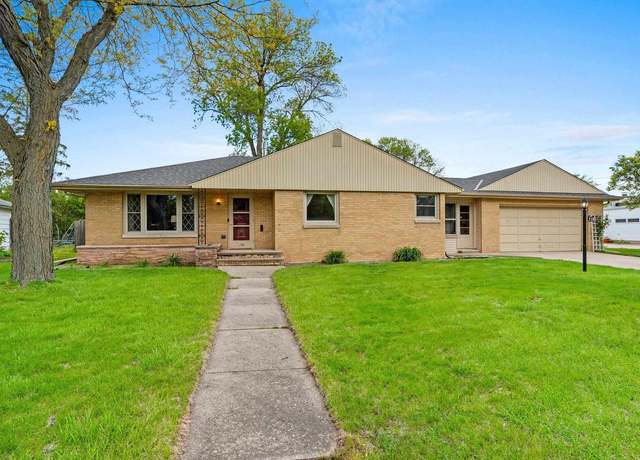 Property at 718 Carver Ln, Menasha, WI 54952, 3 beds, 1.5 baths