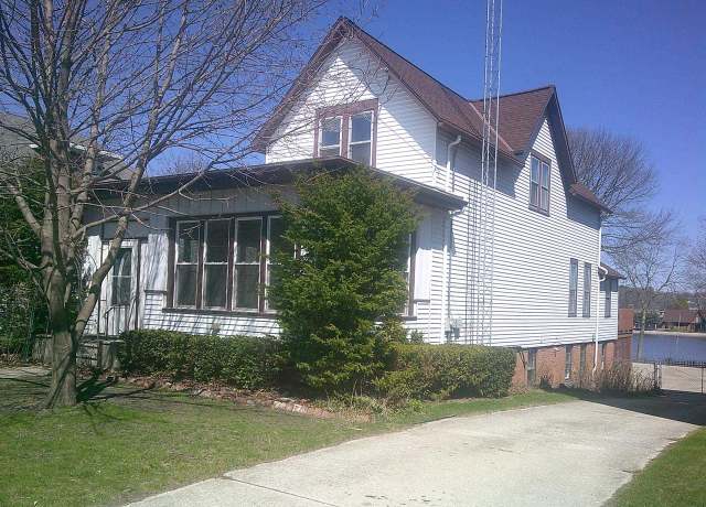 Property at 2309 Jefferson St, Two Rivers, WI 54241, 3 beds, 1.5 baths