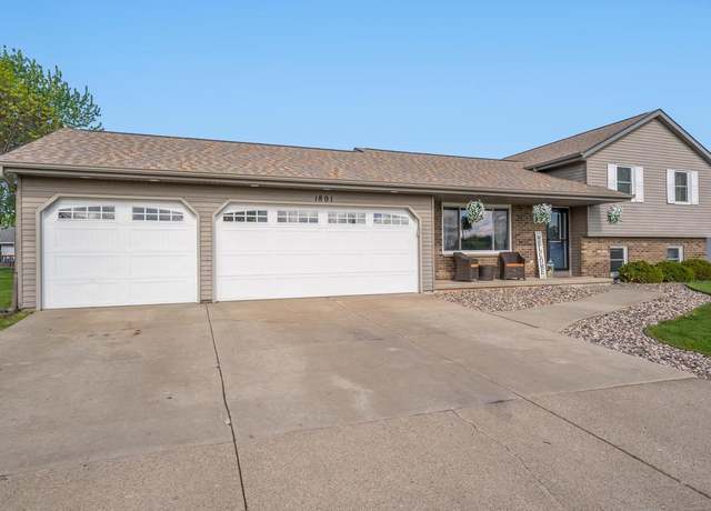 Property at 1801 Maplewood Dr, Little Chute, WI 54140, 3 beds, 2 baths