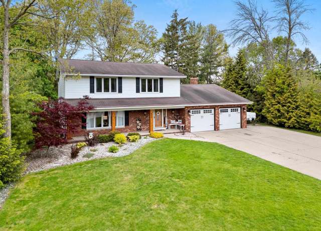 Property at 400 E Le Capitaine Cir, Green Bay, WI 54302, 4 beds, 2.5 baths