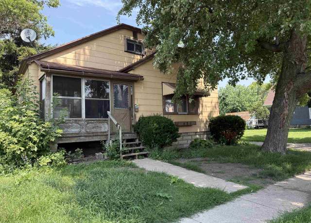 Property at 425 Monroe St, Neenah, WI 54956, 2 beds, 1 bath