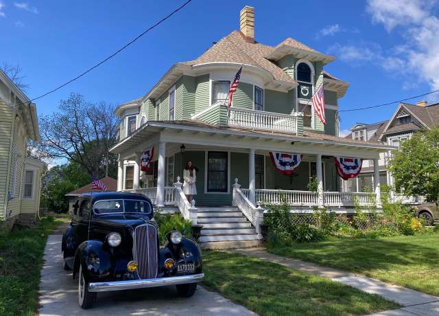 Property at 1133 Algoma Blvd, Oshkosh, WI 54901, 4 beds, 2.5 baths
