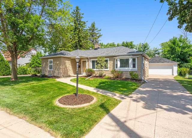 Property at 300 E 15th St, Kaukauna, WI 54130, 3 beds, 1.5 baths