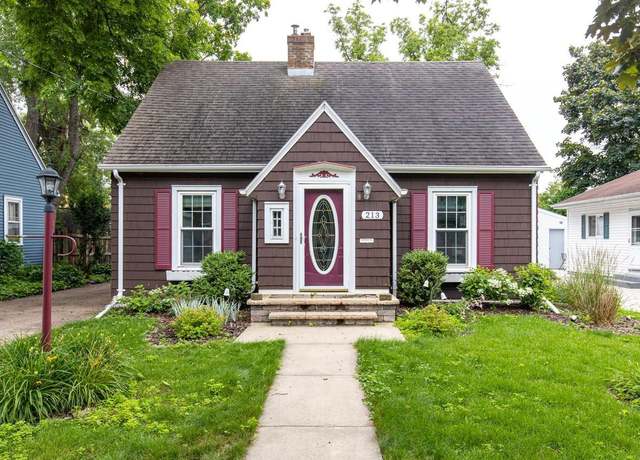 Property at 213 W Parkway Blvd, Appleton, WI 54911, 4 beds, 2.5 baths