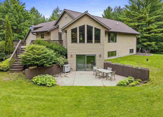 Property at W3759 Schwalla Dr, Marinette, WI 54143, 3 beds, 2.5 baths